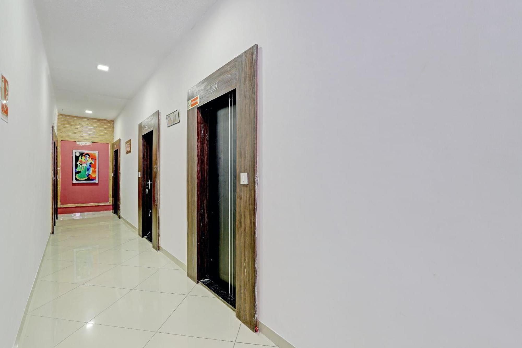 Oyo 11649 Hotel Mahima Gandhinagar Exterior foto