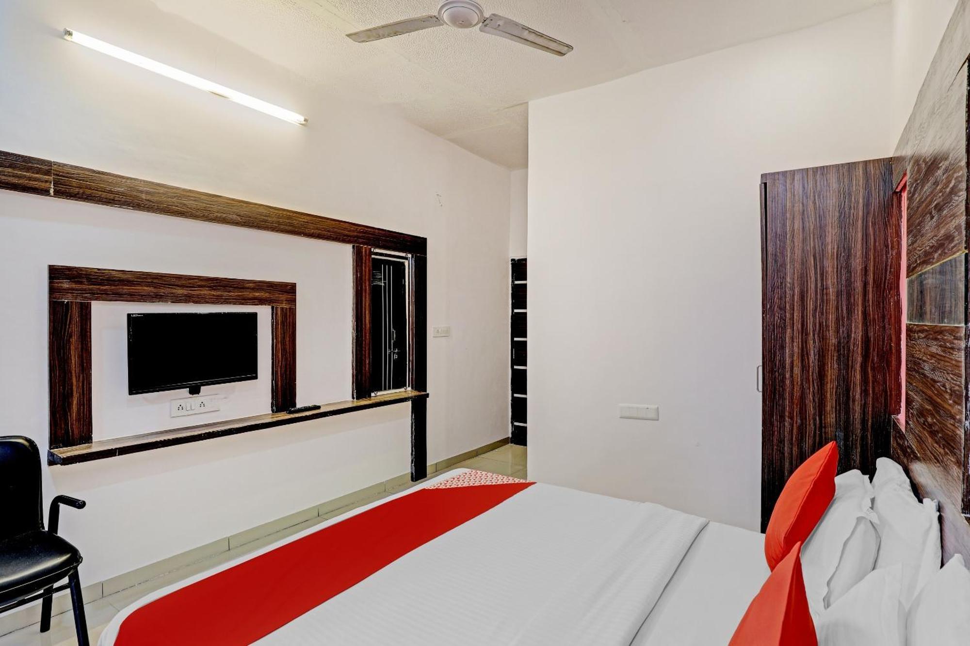 Oyo 11649 Hotel Mahima Gandhinagar Exterior foto