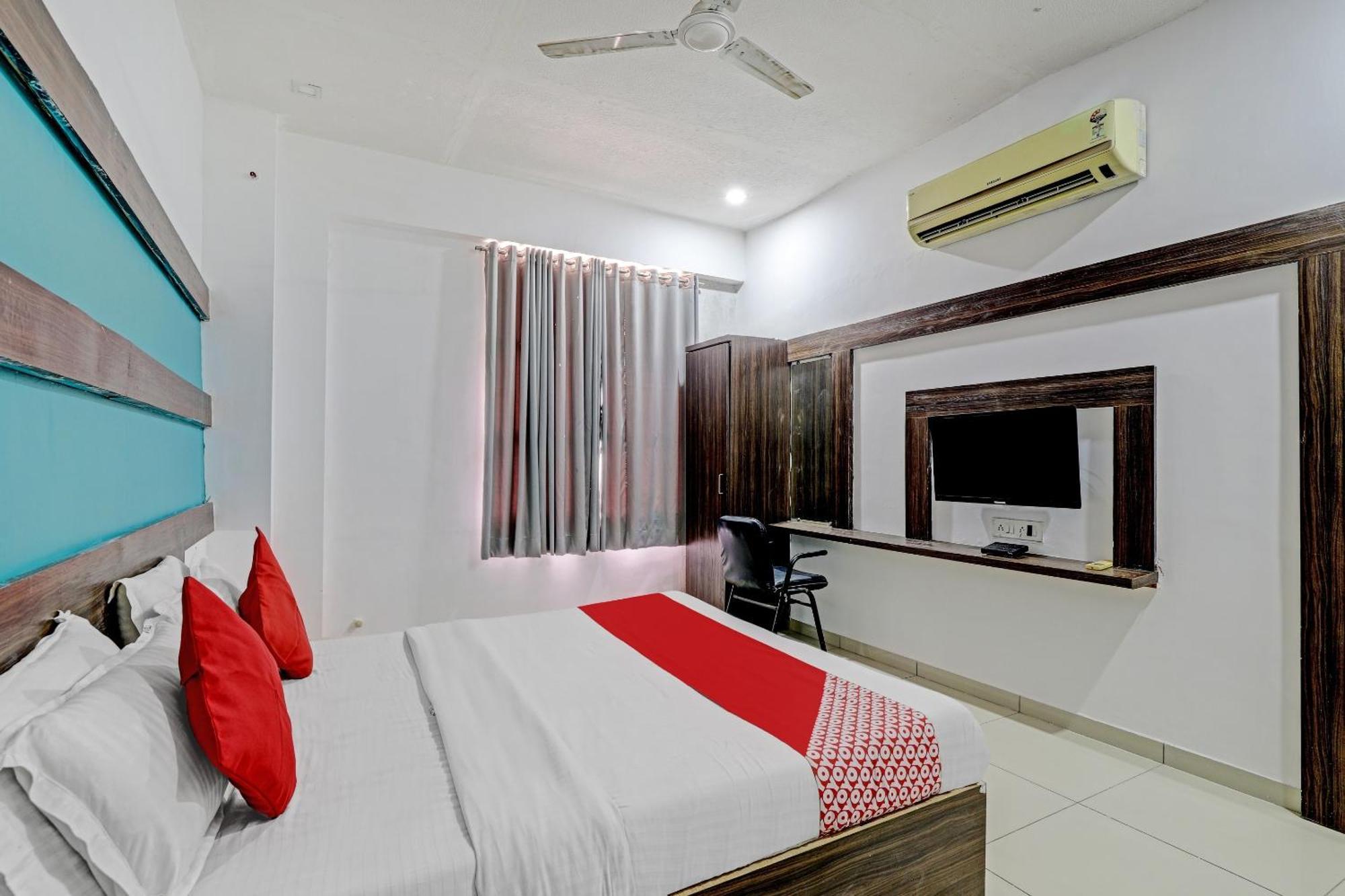 Oyo 11649 Hotel Mahima Gandhinagar Exterior foto