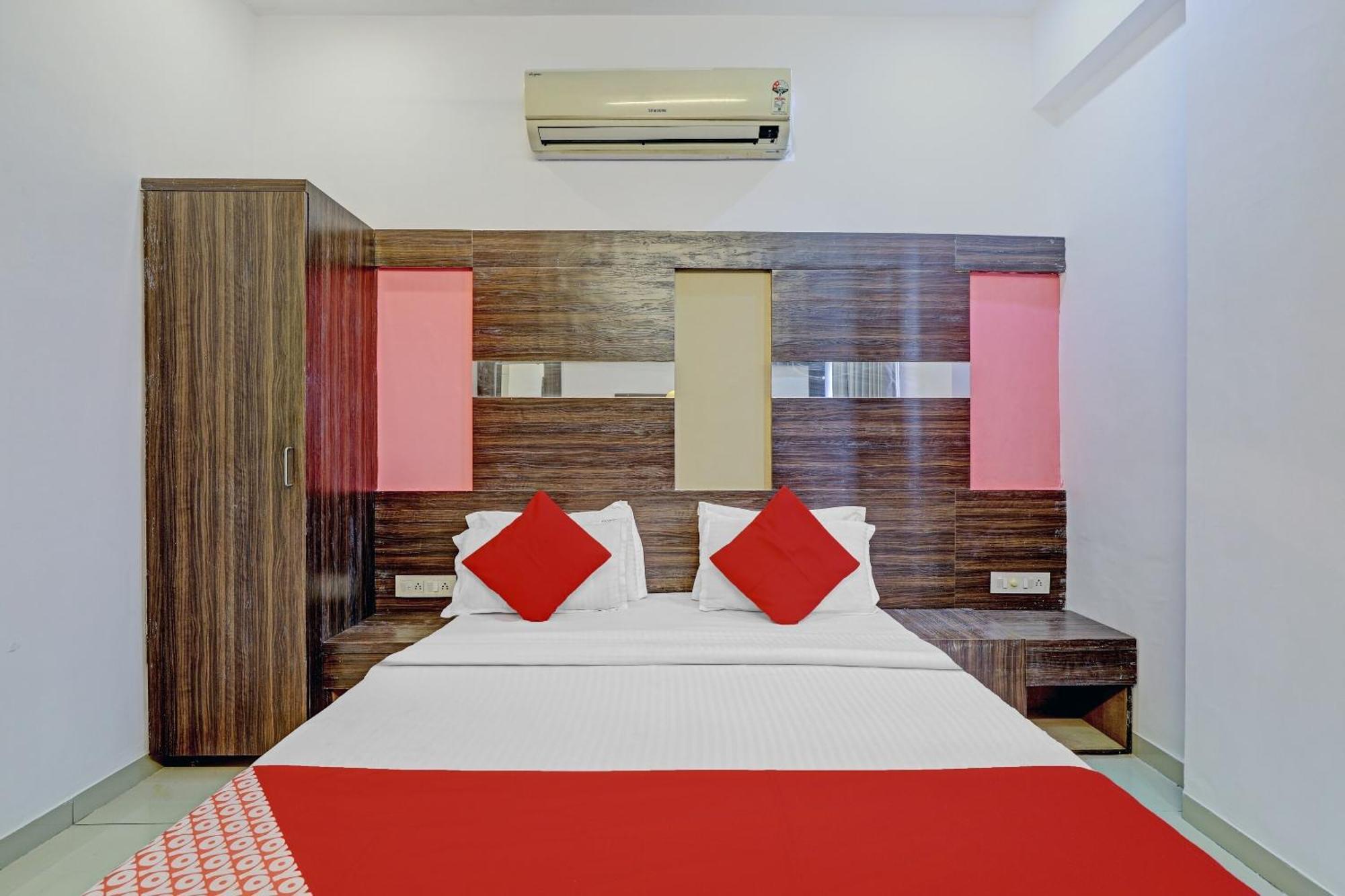Oyo 11649 Hotel Mahima Gandhinagar Exterior foto